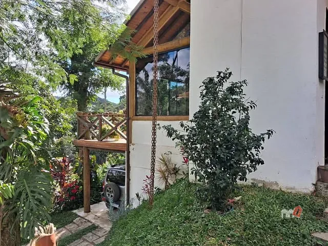 Casa com 2400m² 2 quartos e 2 banheiros, à venda, no bairro Vale das Videiras em Petrópolis