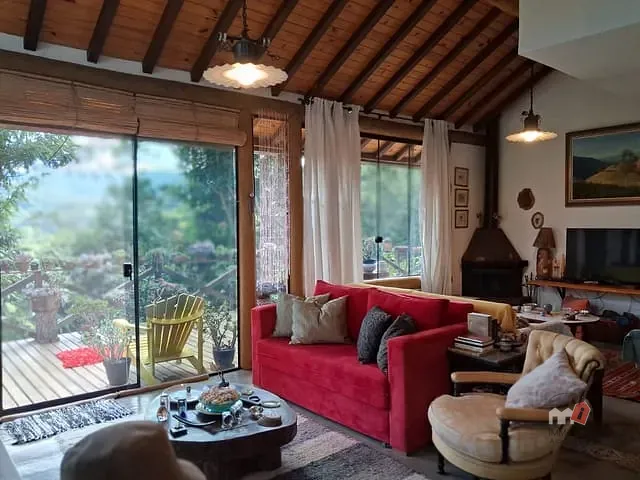 Casa com 2400m² 2 quartos e 2 banheiros, à venda, no bairro Vale das Videiras em Petrópolis
