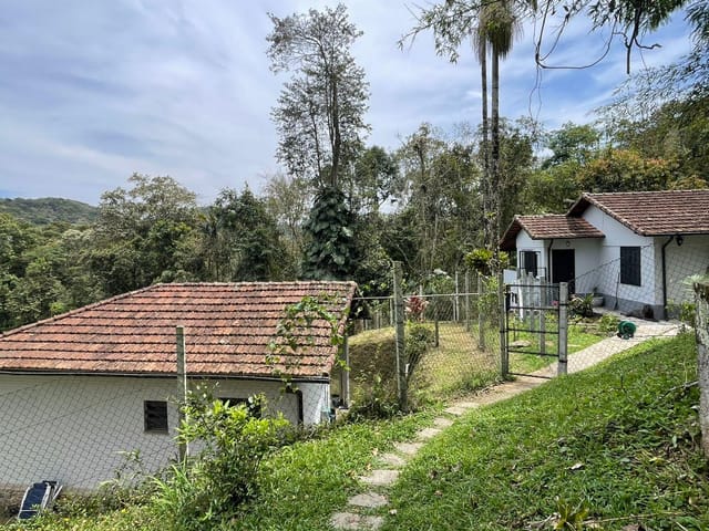 Casa 2 quartos e 1 banheiro, para alugar, no bairro Duarte Silveira em Petrópolis