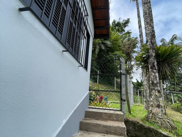 Casa 3 quartos e 1 banheiro, para alugar, no bairro Duarte Silveira em Petrópolis