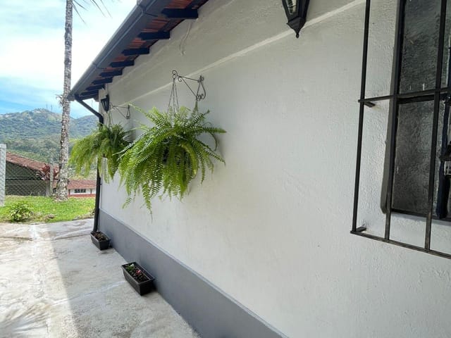 Casa 3 quartos e 1 banheiro, para alugar, no bairro Duarte Silveira em Petrópolis