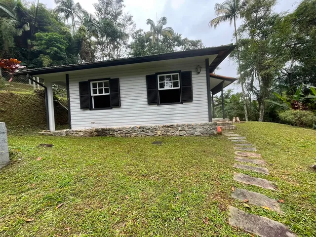 Casa 2 quartos e 1 banheiro, para alugar, no bairro Duarte Silveira em Petrópolis