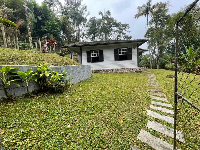 Casa 2 quartos e 1 banheiro, para alugar, no bairro Duarte Silveira em Petrópolis