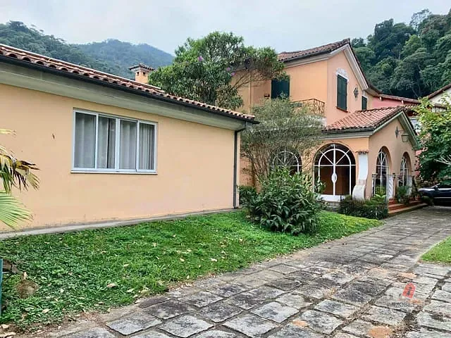 Casa com 2000m² 8 quartos e 2 banheiros, para alugar, no bairro Centro em Petrópolis
