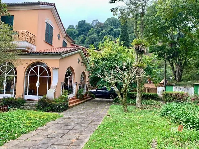 Casa com 2000m² 8 quartos e 2 banheiros, para alugar, no bairro Centro em Petrópolis