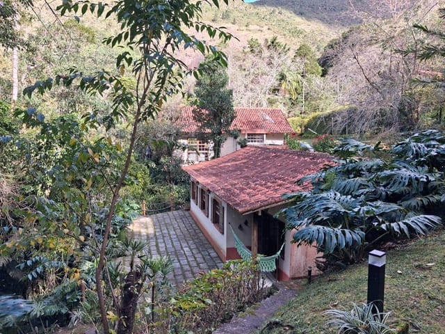 Casa com 1500m² 3 quartos e 2 banheiros, para alugar, no bairro Araras em Petrópolis