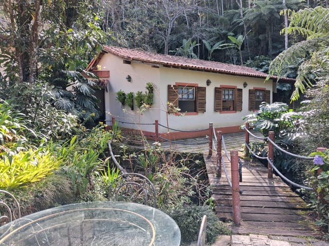 Casa com 1500m² 3 quartos e 2 banheiros, para alugar, no bairro Araras em Petrópolis