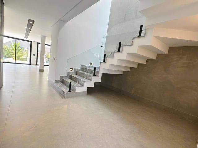 Casa com 360m² 4 quartos e 5 banheiros, à venda, no bairro Alphaville em Santana de Parnaíba