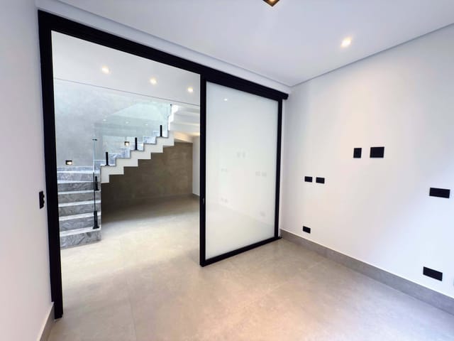 Casa com 360m² 4 quartos e 5 banheiros, à venda, no bairro Alphaville em Santana de Parnaíba