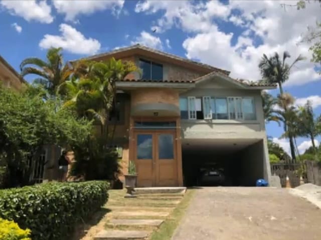 Casa com 1900m² 4 quartos e 4 banheiros, para alugar, no bairro Condomínio Refúgio dos Pinheiros em Itapevi