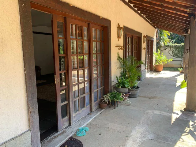 Casa 4 quartos e 4 banheiros, à venda, no bairro Nogueira em Petrópolis