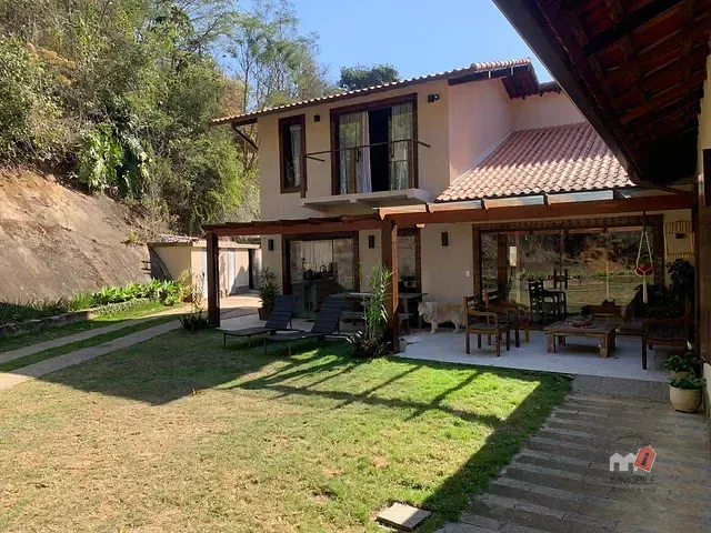 Casa 4 quartos e 4 banheiros, à venda, no bairro Nogueira em Petrópolis
