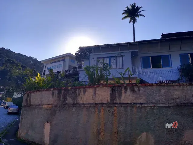 Casa 4 quartos e 3 banheiros, à venda, no bairro Mosela em Petrópolis
