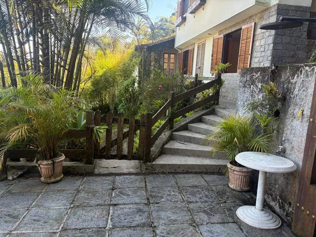 Casa com 532m² 4 quartos e 3 banheiros, à venda, no bairro São Sebastião em Petrópolis