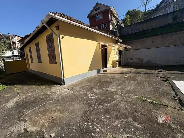 Casa com 500m² 3 quartos e 2 banheiros, à venda, no bairro Valparaíso em Petrópolis