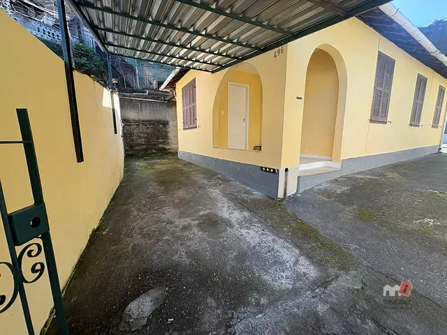 Casa com 500m² 3 quartos e 2 banheiros, à venda, no bairro Valparaíso em Petrópolis