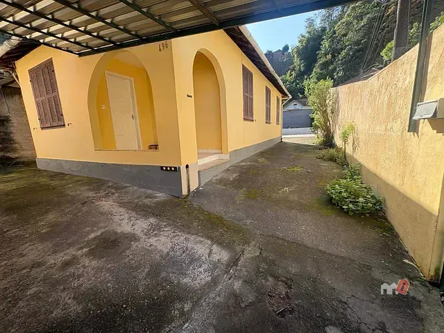 Casa com 500m² 3 quartos e 2 banheiros, à venda, no bairro Valparaíso em Petrópolis