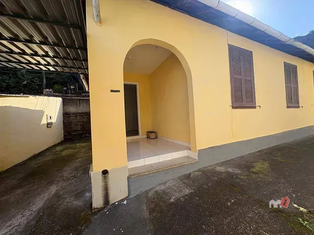 Casa com 500m² 3 quartos e 2 banheiros, à venda, no bairro Valparaíso em Petrópolis