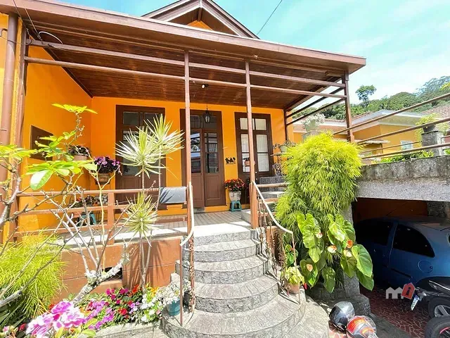 Casa com 600m² 6 quartos e 2 banheiros, para alugar, no bairro Morin em Petrópolis