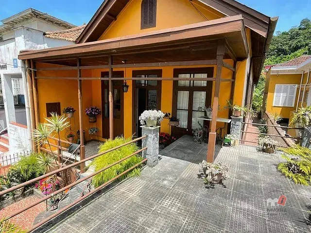 Casa com 600m² 6 quartos e 2 banheiros, para alugar, no bairro Morin em Petrópolis