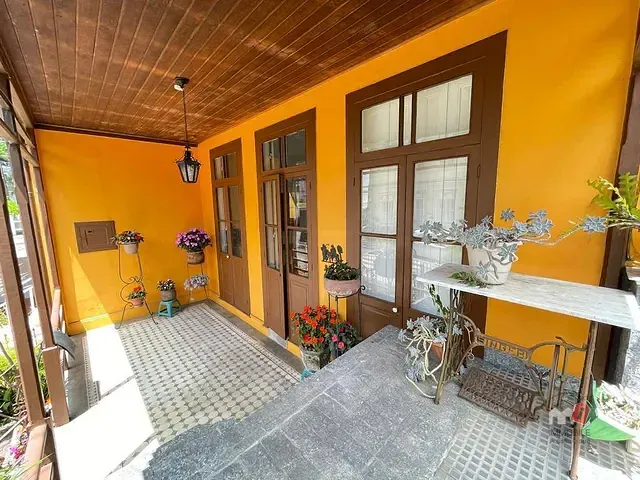 Casa com 600m² 6 quartos e 2 banheiros, para alugar, no bairro Morin em Petrópolis