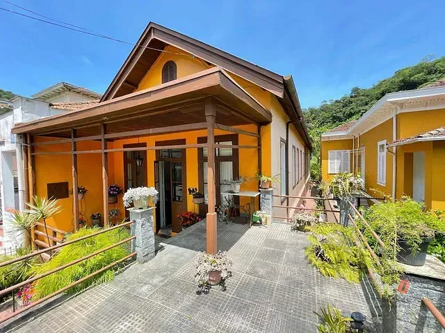 Casa com 600m² 6 quartos e 2 banheiros, para alugar, no bairro Morin em Petrópolis