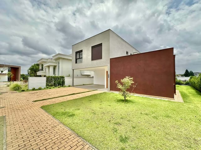 Casa com 510m² 4 quartos e 5 banheiros, à venda ou para alugar, no bairro Granja Viana em Carapicuíba