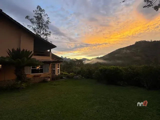 Casa com 1122m² 4 quartos e 3 banheiros, à venda, no bairro Cuiabá em Petrópolis