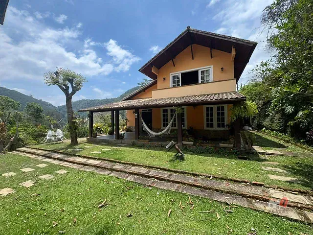 Casa com 1122m² 4 quartos e 3 banheiros, à venda, no bairro Cuiabá em Petrópolis