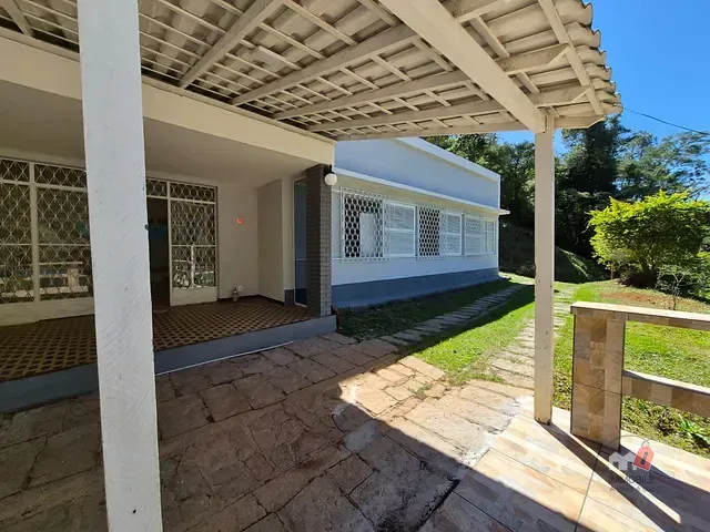 Casa 4 quartos e 2 banheiros, para alugar, no bairro Araras em Petrópolis