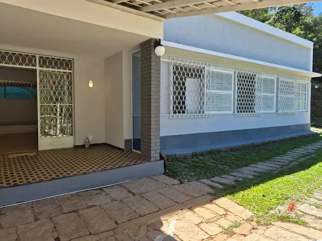 Casa 4 quartos e 2 banheiros, para alugar, no bairro Araras em Petrópolis