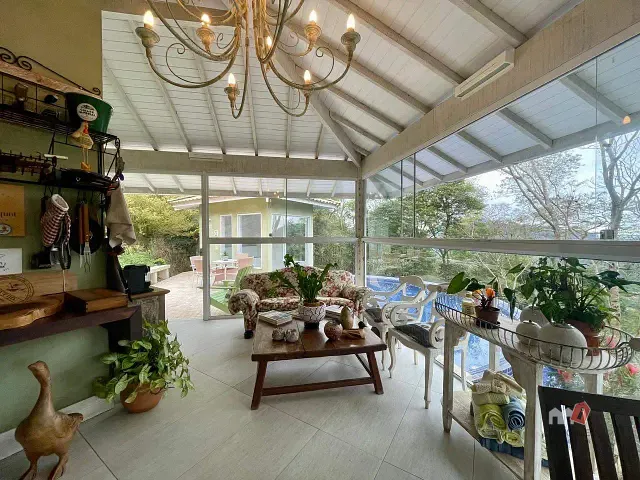 Casa com 1800m² 3 quartos e 4 banheiros, à venda, no bairro Posse em Petrópolis