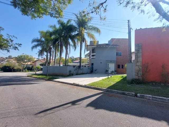 Casa com 597m² 4 quartos e 5 banheiros, à venda, no bairro São Paulo II em Cotia
