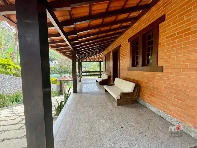 Casa com 3022m², à venda ou para alugar, no bairro Nogueira em Petrópolis
