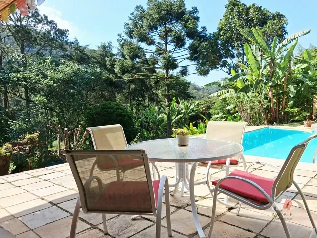Casa com 2600m² 4 quartos e 4 banheiros, à venda, no bairro Vale das Videiras em Petrópolis