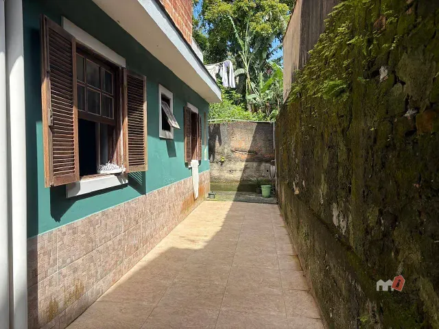 Casa com 308m² 3 quartos e 2 banheiros, à venda, no bairro Mosela em Petrópolis
