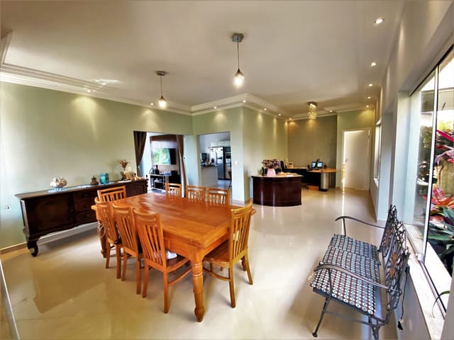 Casa com 1006m² 5 quartos e 5 banheiros, à venda, no bairro Vila Hortência em Cotia