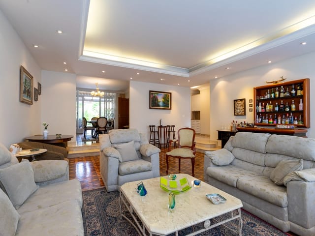 Casa com 375m² 4 quartos e 3 banheiros, à venda, no bairro Moema em São Paulo
