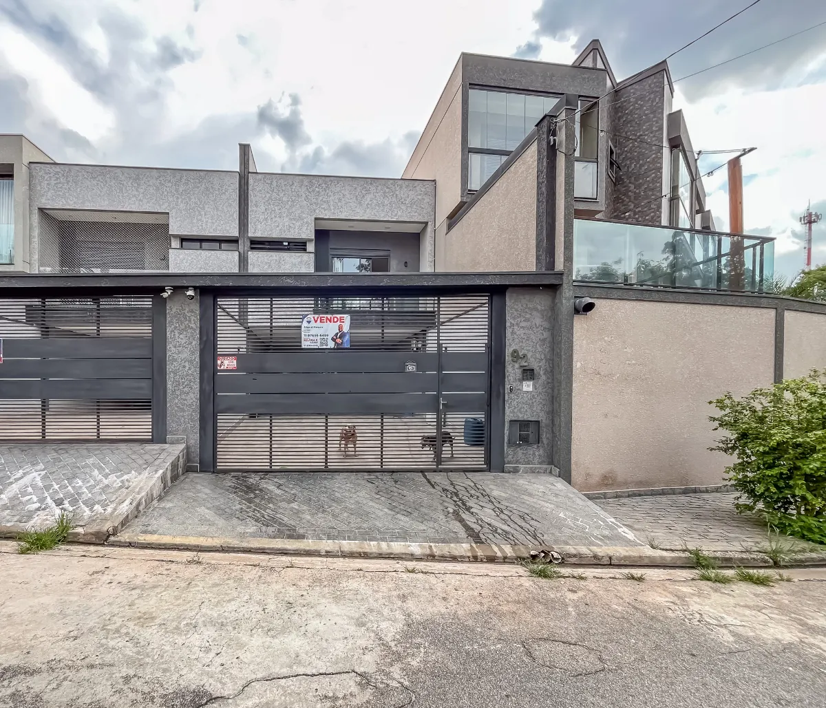 Casa em condomínio para venda com 4 quartos, sendo 2 suítes, 300m²