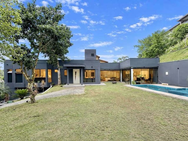 Casa com 812m² 4 quartos e 5 banheiros, à venda, no bairro Jardim Indaiá em Embu das Artes