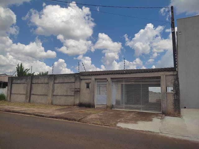 Casa à Venda com 2 Quartos e Quintal Amplo, Próxima ao Hospital Regional