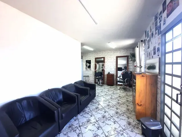 Casa com 300m² 3 quartos e 2 banheiros, à venda, no bairro C.R. Antares em Londrina