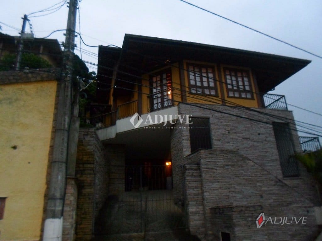 Casa à venda com 4 quartos, 300m² - Foto 1
