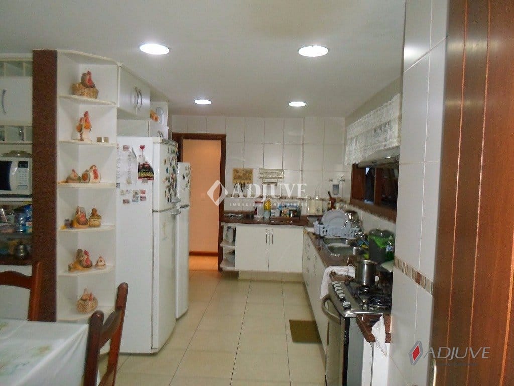 Casa à venda com 4 quartos, 300m² - Foto 31