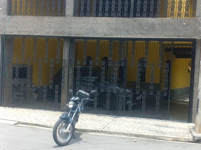 Casa 3 quartos e 2 banheiros, à venda, no bairro Parque Santa Teresa em Carapicuíba