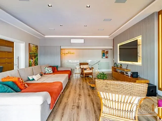 Casa com 1000m² 4 quartos e 8 banheiros, à venda, no bairro Vila Santista em Atibaia