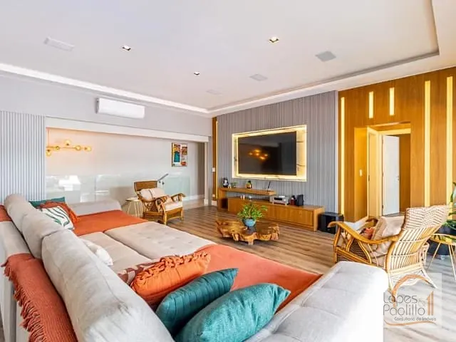 Casa com 1000m² 4 quartos e 8 banheiros, à venda, no bairro Vila Santista em Atibaia