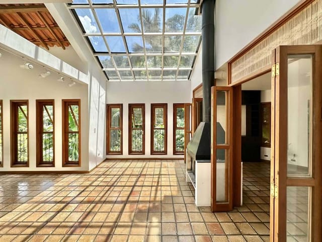 Casa com 2653m² 3 quartos e 4 banheiros, à venda ou para alugar, no bairro Condomínio Iolanda em Taboão da Serra