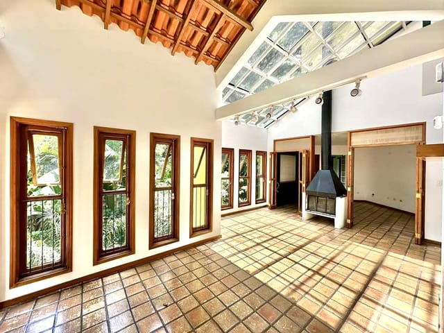 Casa com 2653m² 3 quartos e 4 banheiros, à venda ou para alugar, no bairro Condomínio Iolanda em Taboão da Serra