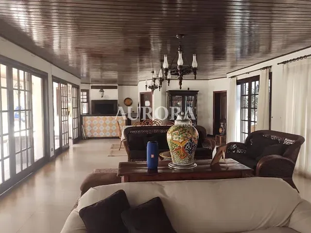 Casa com 4000m² 5 quartos e 5 banheiros, à venda, no bairro Bela Suiça em Londrina